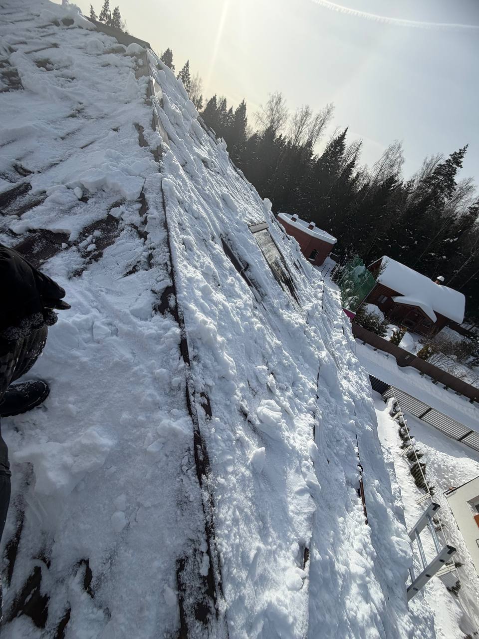 Снежная шапка на промышленной кровле